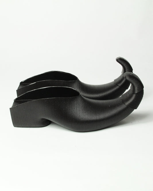 Curled toe mules in Black