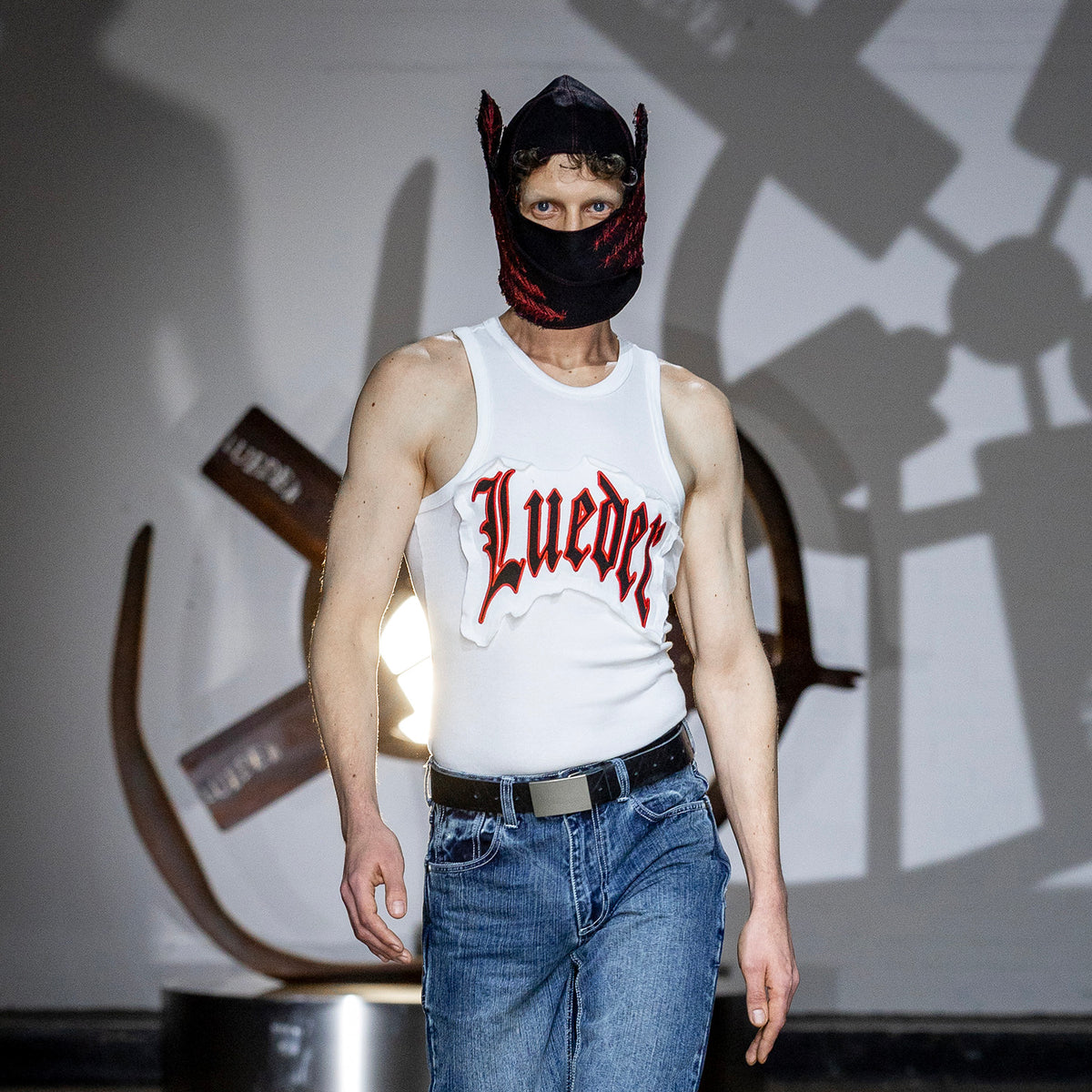 LUEDER Applique Tank White